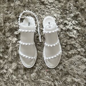 Steve Madden Travel J- white. New! Size 8